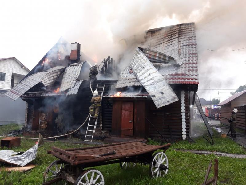 В Екатеринбурге горел частный банный комплекс