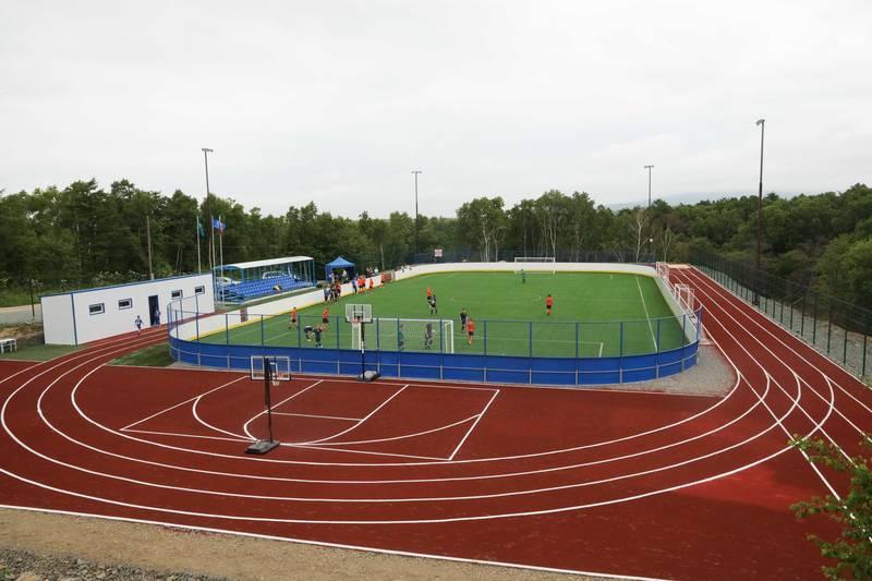 В Анивском районе открыли новый физкультурный комплекс, на котором смогут тренироваться футболисты.