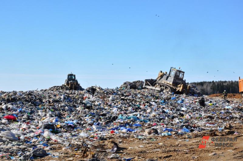 В Новосибирске продолжают тушить мусорный полигон