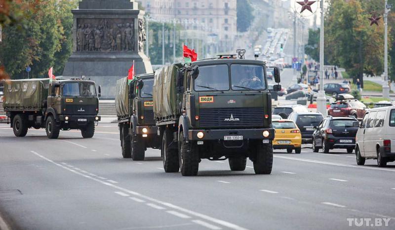 Колонна военной техники выдвинулась в центр Минска