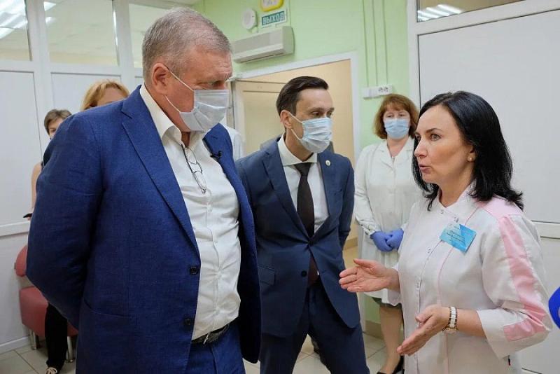 Игорь Васильев посетил отделение медицинской реабилитации для детей в Нижнеивкино