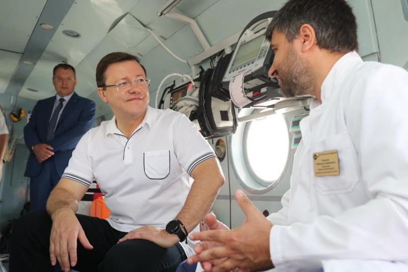 Дмитрий Азаров лично проверил вертолет, который будет возить пациентов