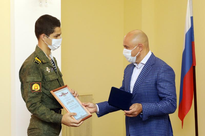 Игорь Артамонов наградил кадета-героя за спасение утопающей