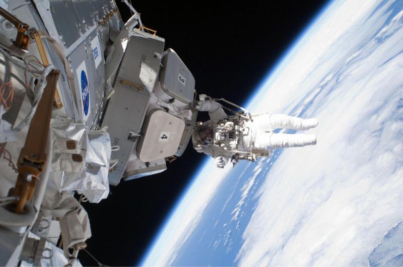 Космонавт объяснил правила работы с утечкой воздуха на МКС