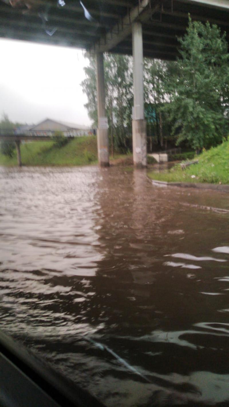В Екатеринбурге с улицы Шефской второй день не уходит вода