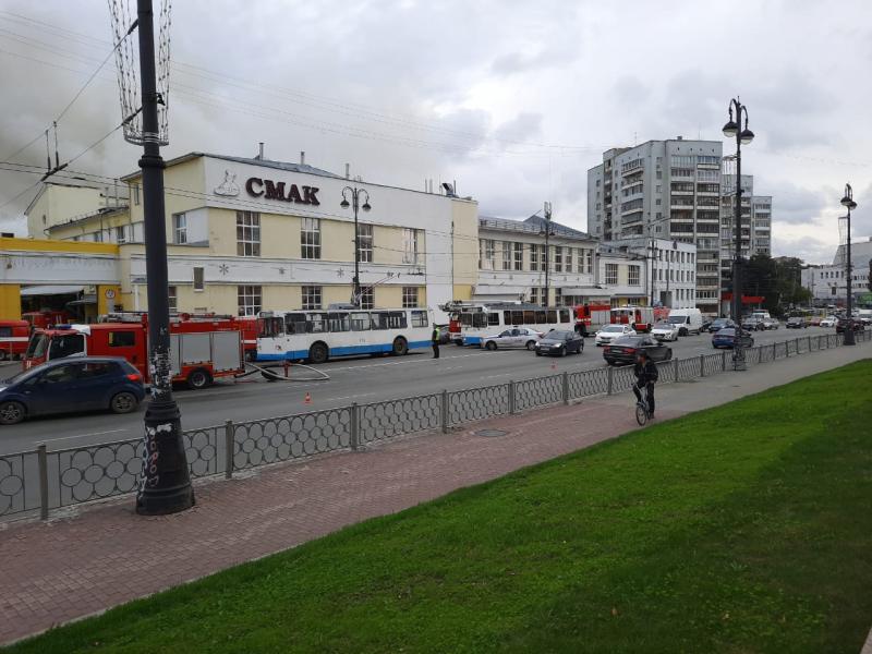 В Екатеринбурге пожарные потушили здание хлебокомбината «Смак»