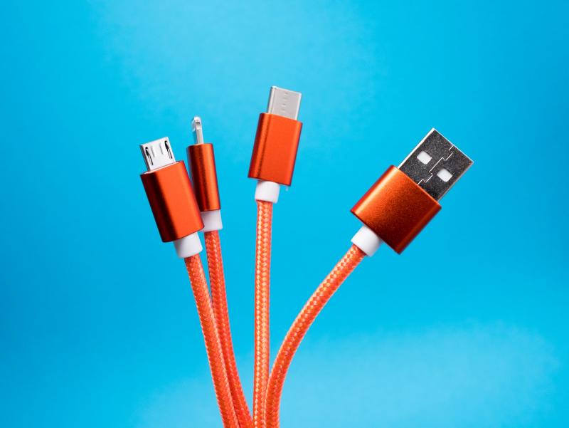 Зарядный кабель с разъёмами Lightning и USB-C имеет плетеную конструкцию