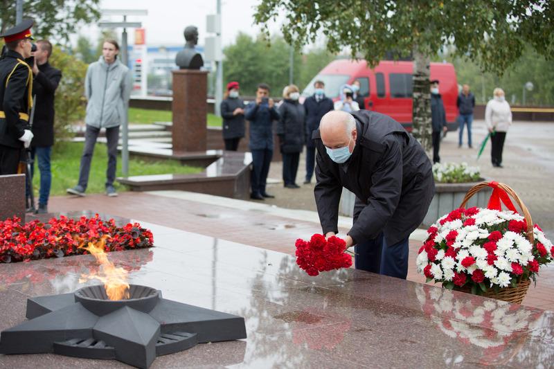 В Сургуте почтили память жертв терроризма и Второй мировой войны