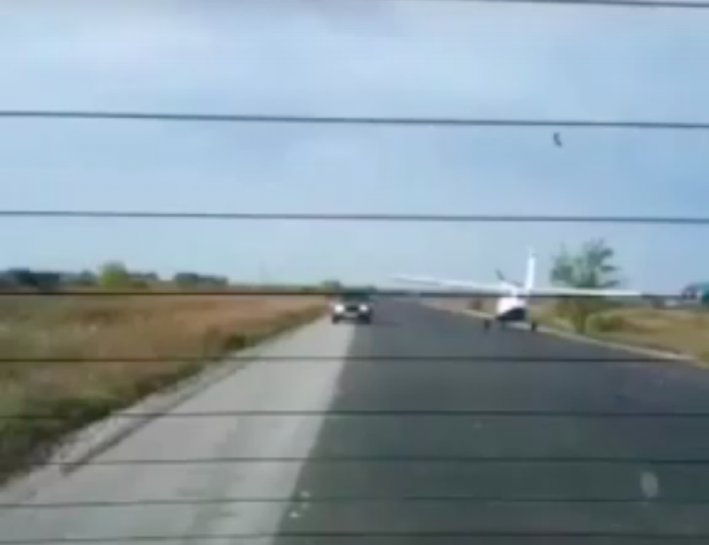 В Кургане на дорогу совершил посадку легкомоторный самолет