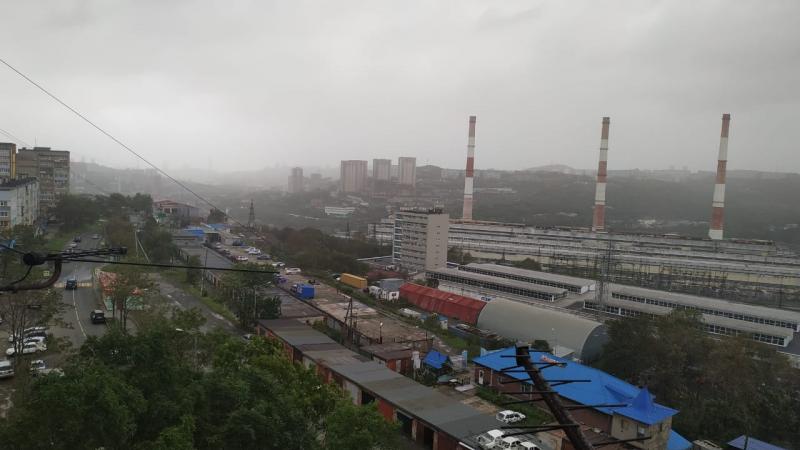 Во Владивостоке ураган сдувает билборды, деревья и плавучие доки
