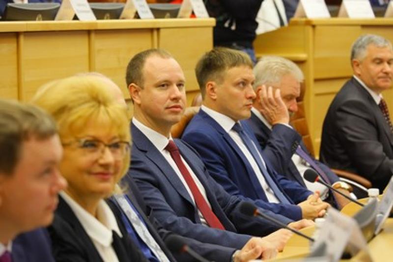 Сына экс-губернатора Андрея Левченко (третий слева) могут лишить мандата за коррупционные нарушения