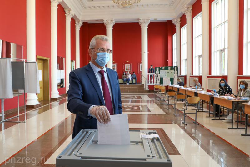 Иван Белозерцев проголосовал на участке рядом с домом