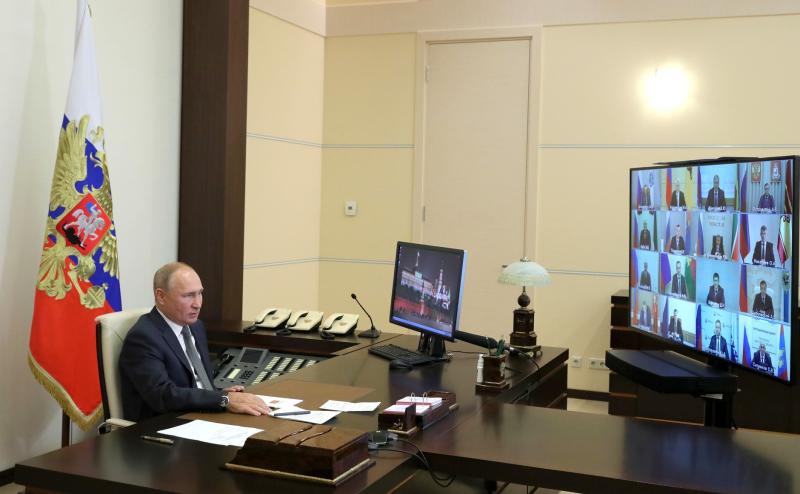 Владимир Путин  на совещании с губернаторами