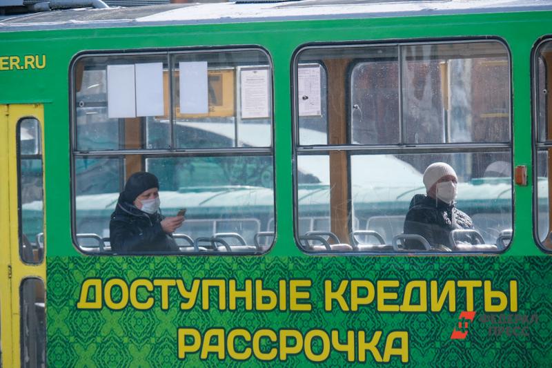 Пассажиры в троллейбусе