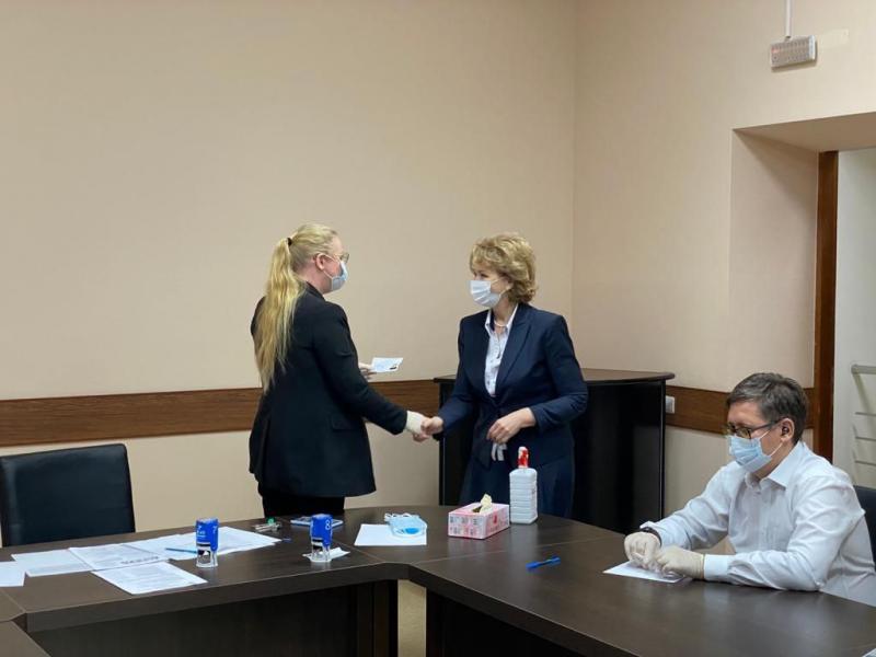 Надежда Гудкова получила удостоверение депутата Заксобрания ЯНАО