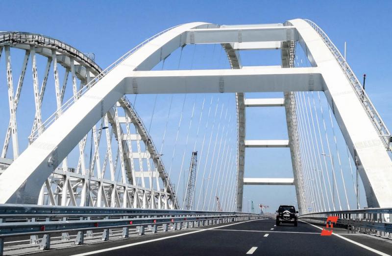 Баржа повредила Крымский мост