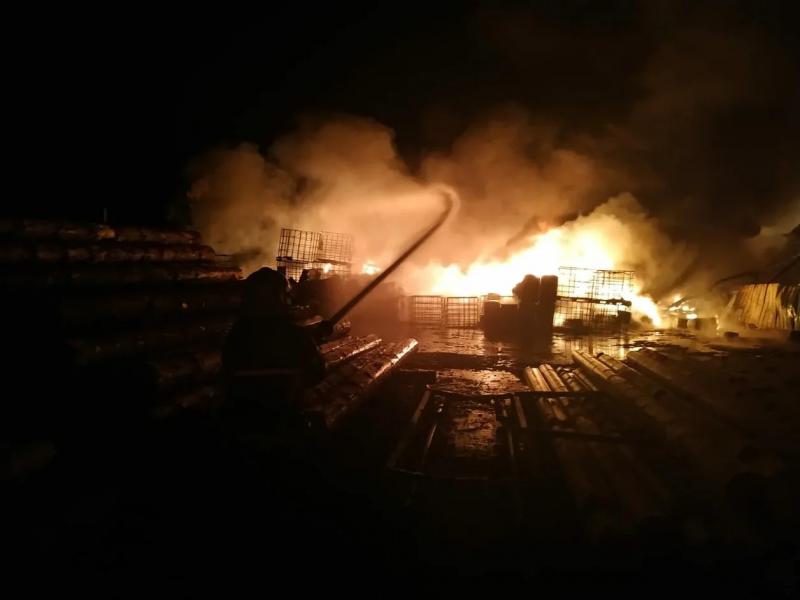 В Верхней Пышме за ночь сгорело здание пилорамы