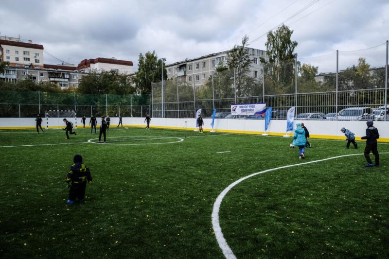 В Екатеринбурге дети открыли две новые спортивные площадки
