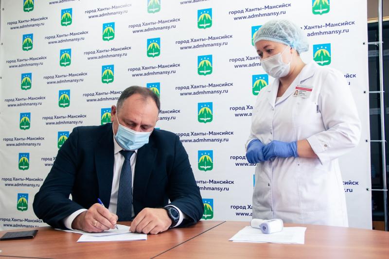 Максим Ряшин и сотрудники администрации Ханты-Мансийска привились от гриппа