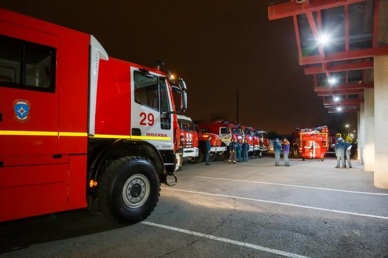 На место горящего склада под Рязанью выехали еще 200 спасателей