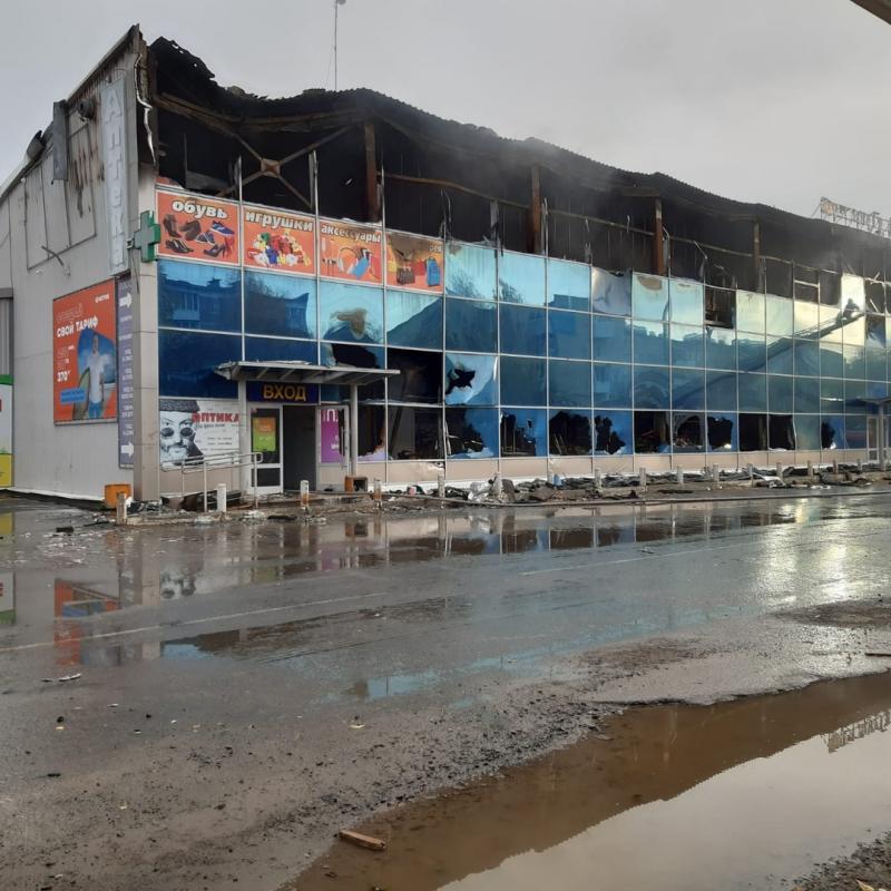 В Богдановиче крупный пожар уничтожил этаж торгового центра