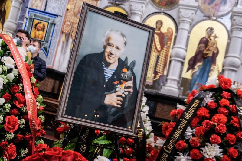 В Екатеринбурге с могилы Владислава Крапивина украли портрет
