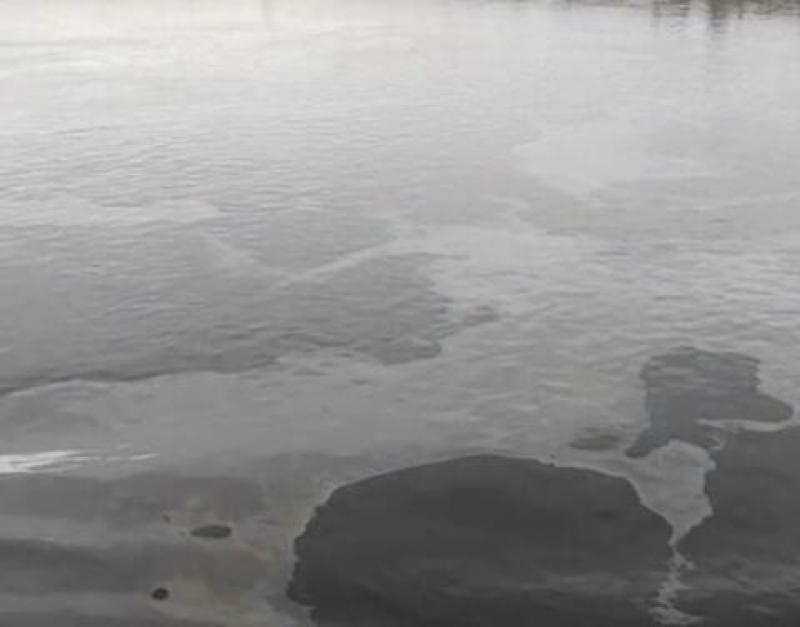 В Якутии проводят проверку по поводу разлива нефтепродуктов на реке Алдан