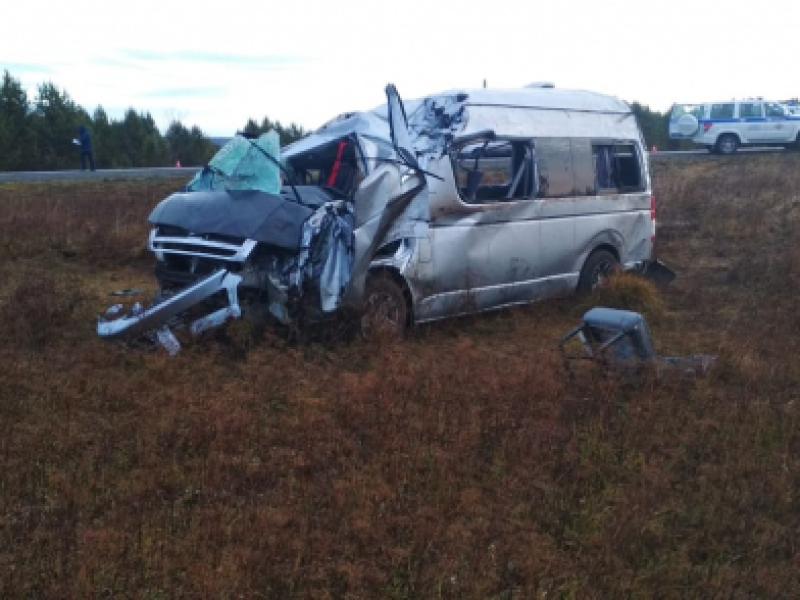 В Красноярском крае микроавтобус из Томска упал в кювет