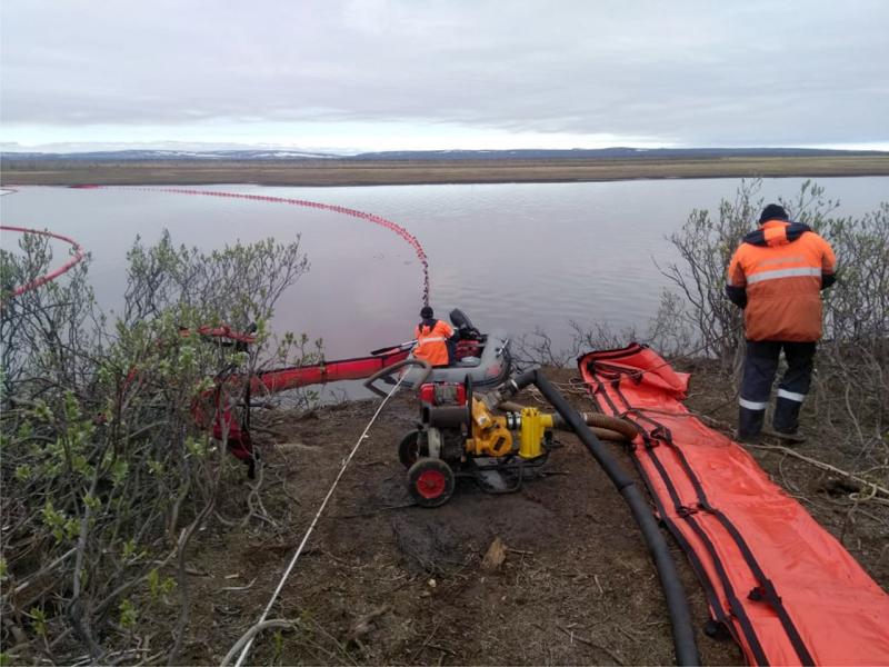 «Томскнефть» устранила разлив нефти на Лесмуровском месторождении