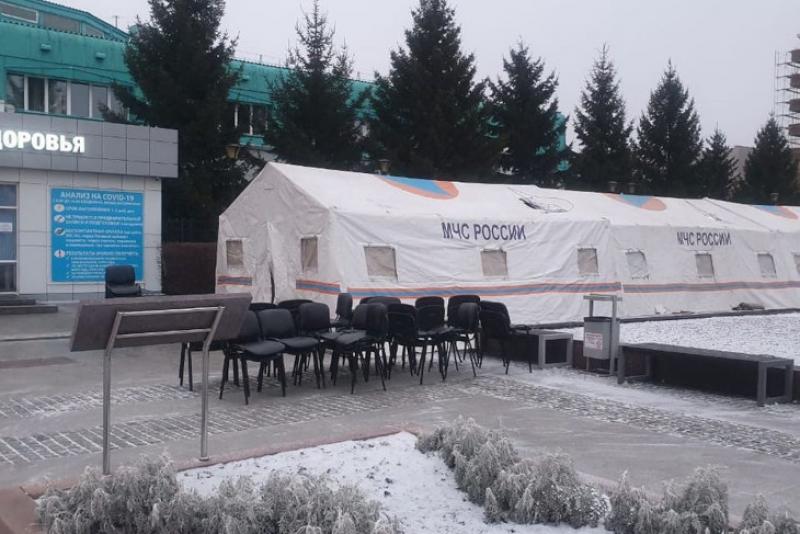 Четыре специализированые палатки перед Иркутским диагностическим центром развернуло региональное управление МЧС