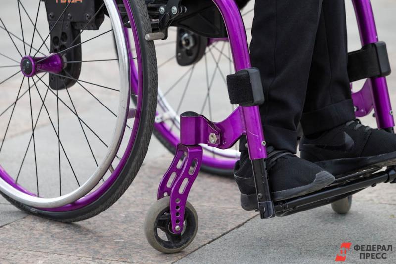 Инвалид-колясочник смог попасть в здание больницы, передвигаясь при помощи рук