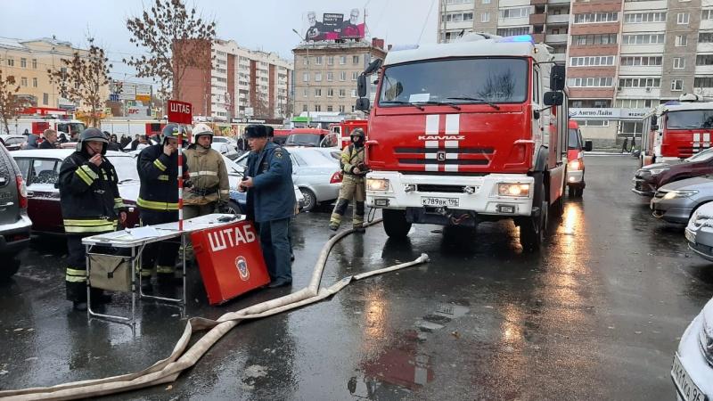 В Екатеринбурге загорелось здание общежития горного университета