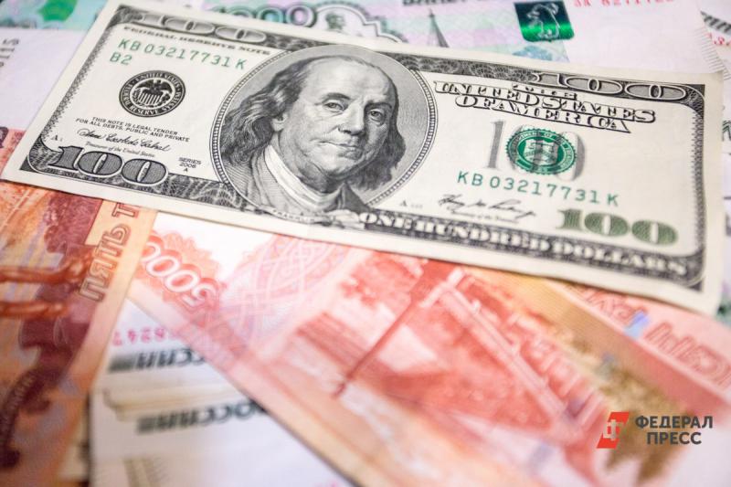 За две недели курс доллара в ходе торгов впервые опускался ниже 77 рублей