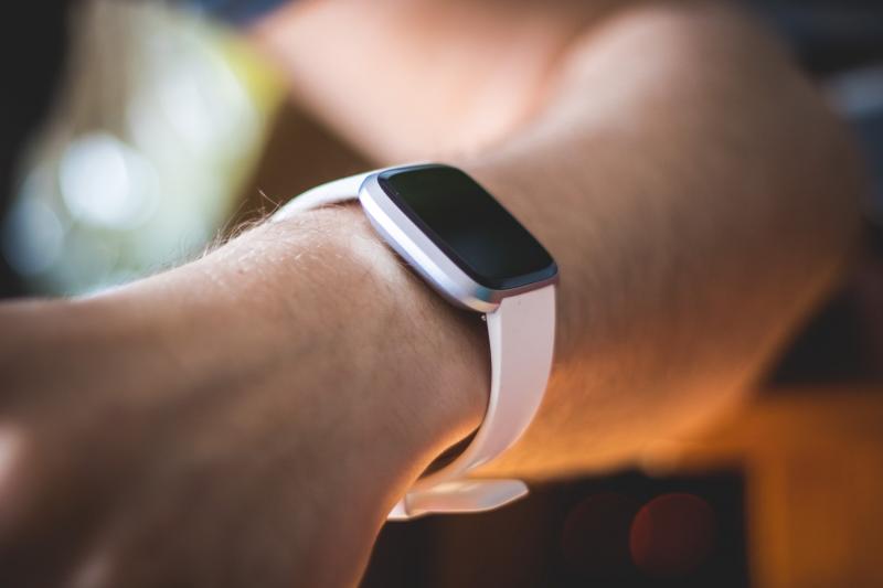 Стоимость умных часов Fitbit Sense составляет 329 долларов