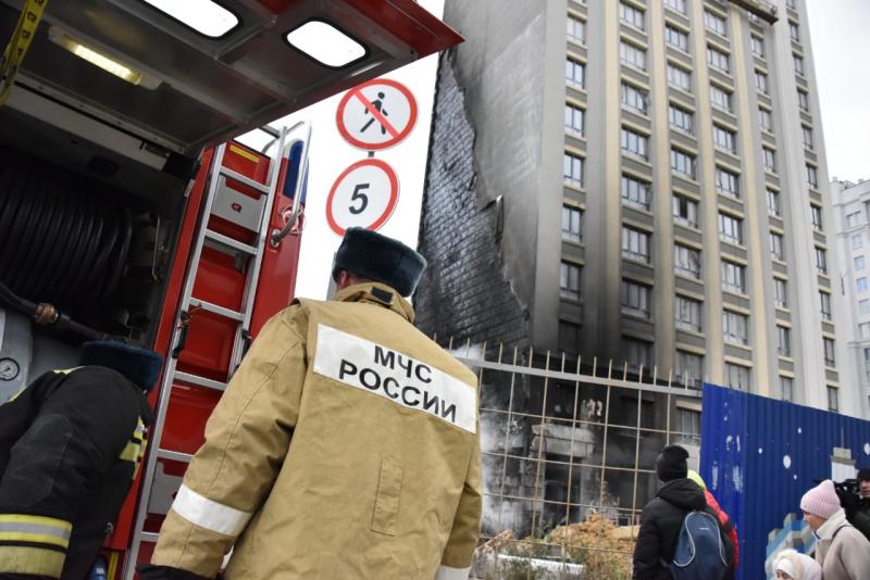 В Екатеринбурге загорелось строящееся здание на улице Щорса