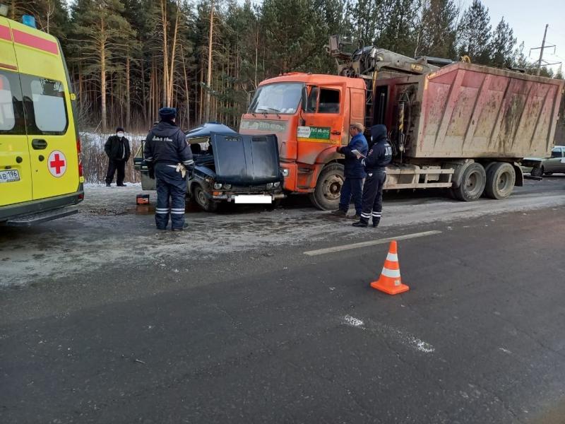 Под Березовским в дорожной аварии с грузовиком погиб человек