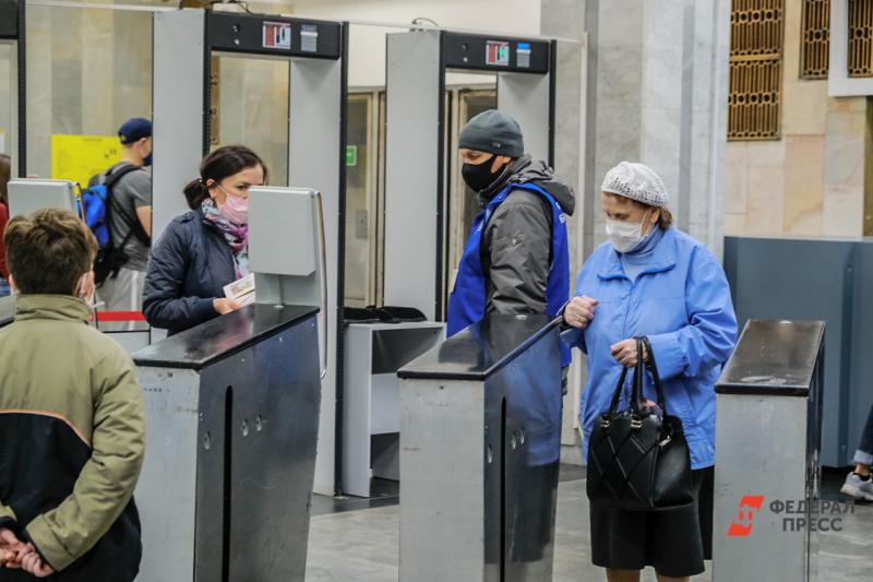В метро Екатеринбурга установили аппараты с масками