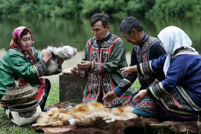 Коренные народы по-прежнему живут на земле своих предков, занимаясь охотой и рыбалкой