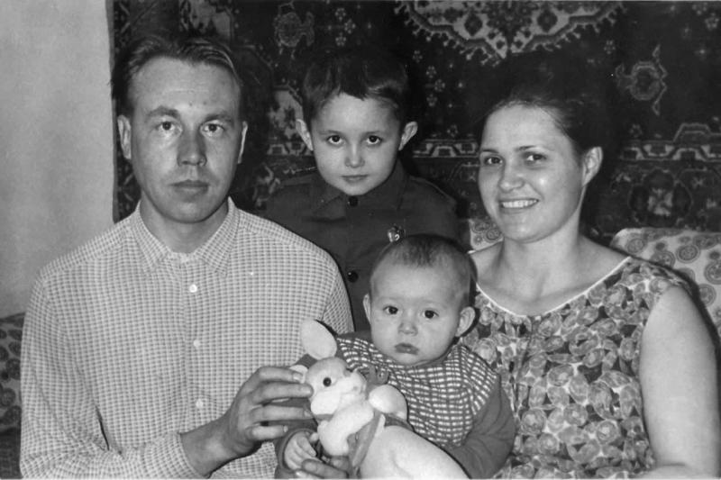 Сергей Цивилев с родителями и младшим братом