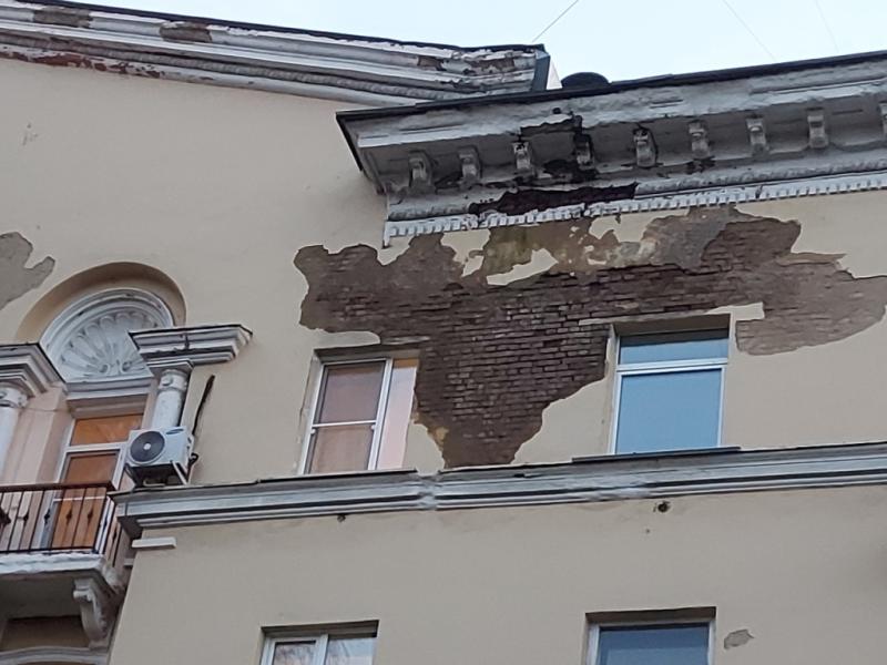Стена в аварийном доме была мокрой из-за протечки крыши (фото до ремонта)