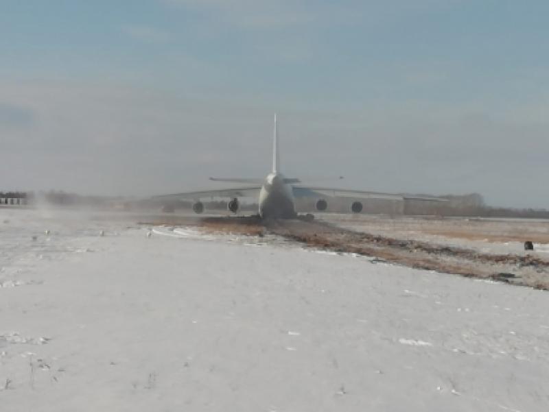В СК рассказали подробности аварийного посадки самолета в Толмачеве