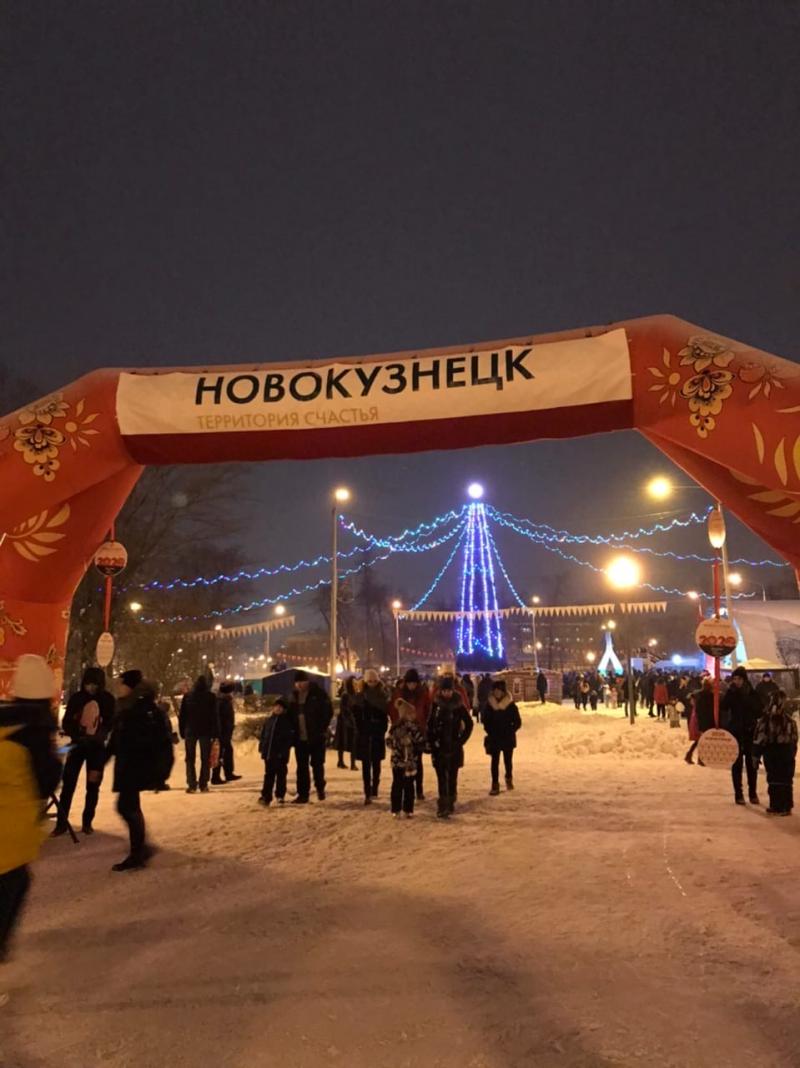 В Новокузнецке начали монтаж главной новогодней елки