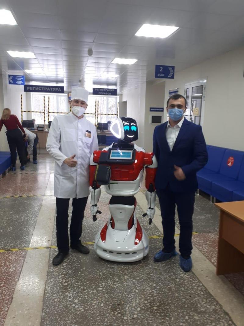 Робот Донни встречает доноров на станции переливания крови