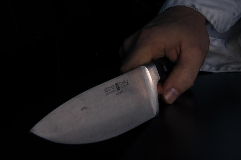 Мужчина с ножом напал на воспитательницу детского сада