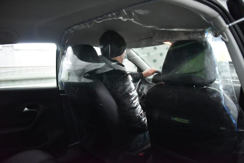 Екатеринбургские таксисты устанавливают защитные экраны в автомобили
