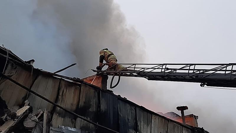 В Первоуральске локализовали крупный пожар на производстве картона