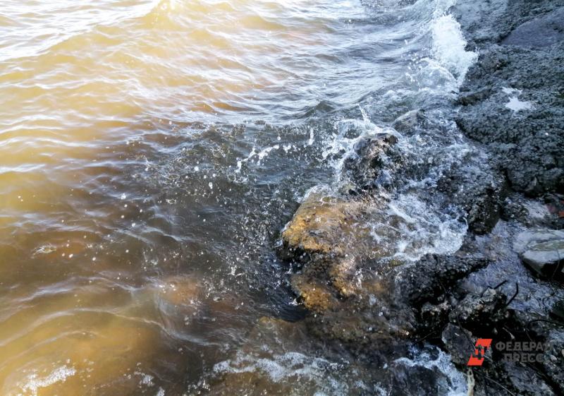 В Новоуральске прокуратура начала проверку из-за разлива нефти в реке