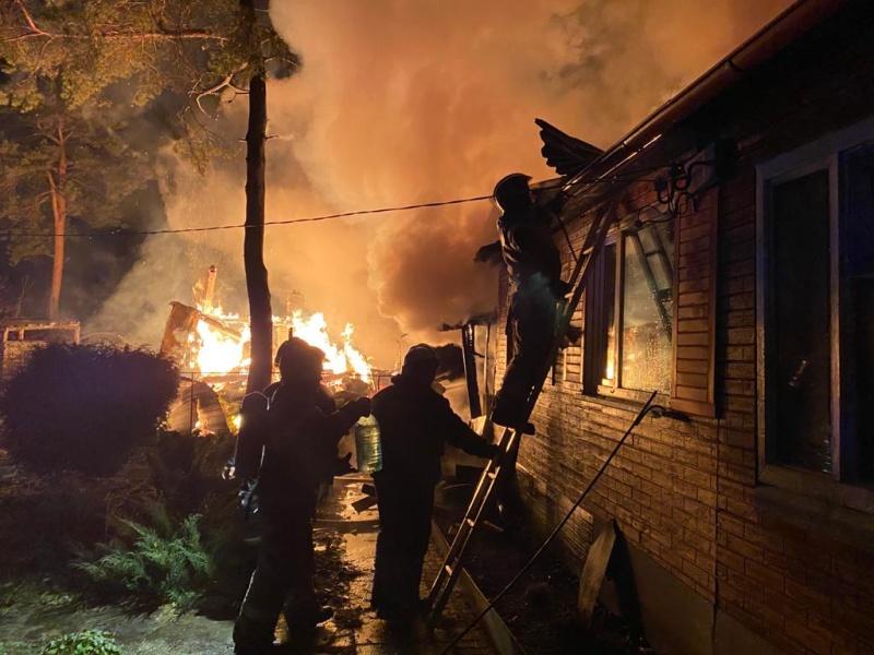 Ночью в Екатеринбурге сгорел дом в садовом товариществе
