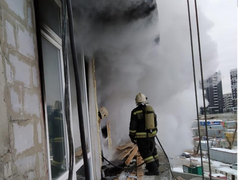 Жители Екатеринбурга сегодня увидели дым из строящейся школы