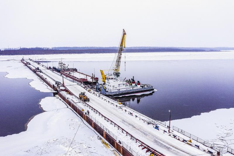 «РН-Юганскнефтегаз» впервые возвел наплавной автомобильный мост через Иртыш